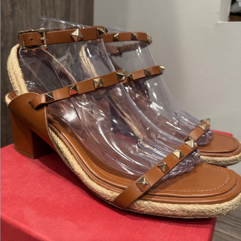 Valentino Garavani Rockstud Accent Leather T-Strap Sandal  39.5 - Picture 10 of 10